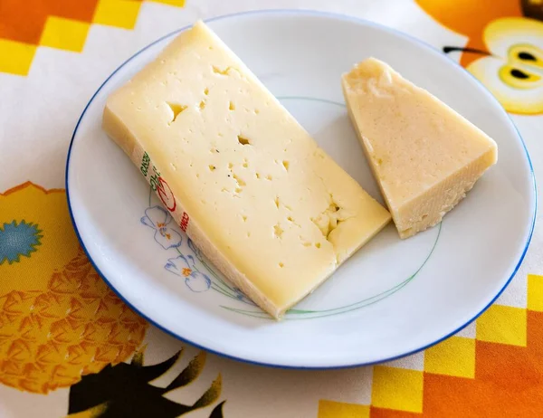 Zbliżenie Fragmentów Asiago Parmesan Reggiano Talerzu — Zdjęcie stockowe