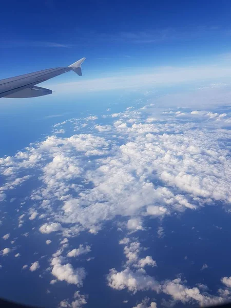 Снимок Крыла Самолета Фоне Облачного Неба — стоковое фото