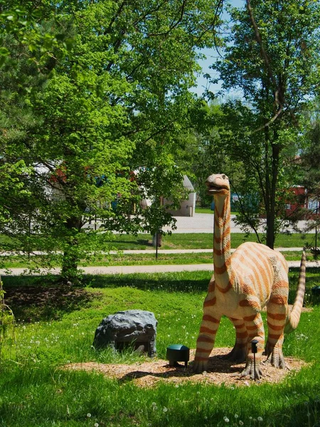 カンザス州トペカのトペカ動物園保存センターでの恐竜の生きた展示の垂直ショット — ストック写真