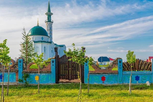 Muslimská Mešita Vysokým Minaretem Madrasou Stojí Proti Letnímu Modrému Oblačnému — Stock fotografie