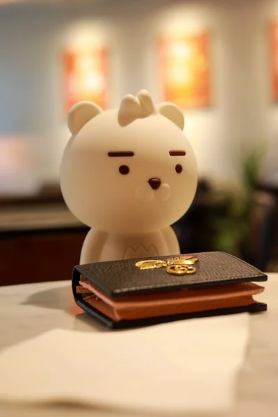 Vertical Portrait Kakaotalk Ryan Figurine Gucci Wallet — Stock Photo, Image