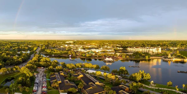 Havai fişek gösterisinden önce Altamonte Springs Florida 'daki Crane Root Park' ın havadan görüntüsü. 3 Temmuz 2022