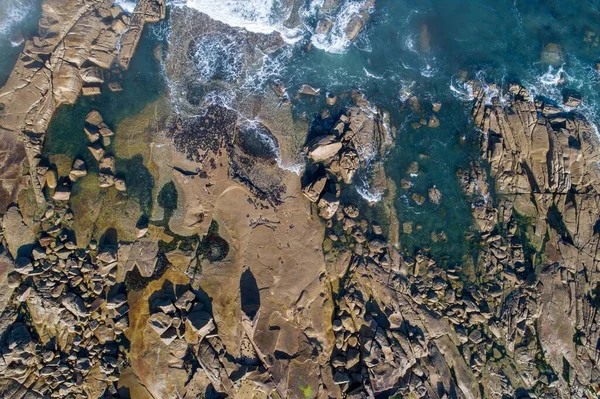 Boven Drone Zicht Rotsachtige Kustlijn Atlantische Oceaan — Stockfoto