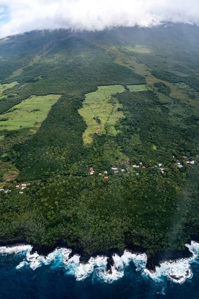 Pionowe Zdjęcie Lotnicze Pięknej Bujnej Przyrody Spokojny Krajobraz Morski Reunion — Zdjęcie stockowe