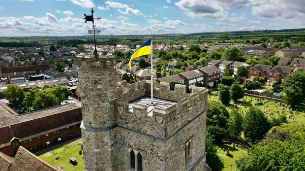 Uma Vista Elevada Castelo Com Cruz Bandeira Ucrânia — Fotografia de Stock