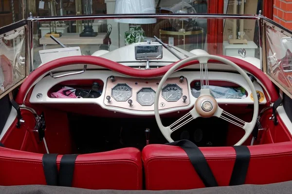 Hermoso Interior Rojo 1500 Roadster Estacionado Una Ranura Estacionamiento Del —  Fotos de Stock