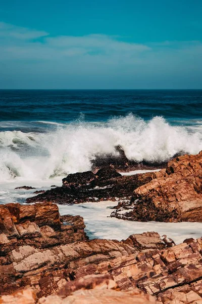 Dalgalar Güney Afrika Nın Doğu Kıyısındaki Kayalara Çarpıyor — Stok fotoğraf