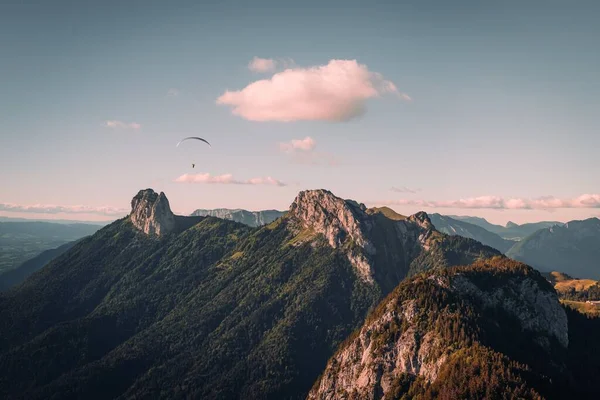 Parapente Sobre Montanhas Annecy Nos Alpes Franceses — Fotografia de Stock