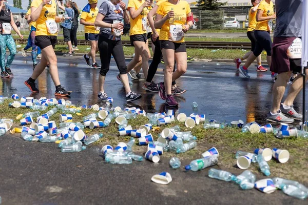 Las Botellas Plástico Vasos Papel Tirados Suelo Durante Wings Life —  Fotos de Stock