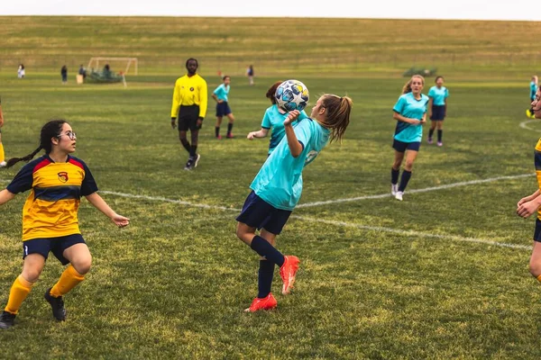 Νεαρά Κορίτσια Παίζουν Ποδόσφαιρο Στο Youth Soccer Game — Φωτογραφία Αρχείου