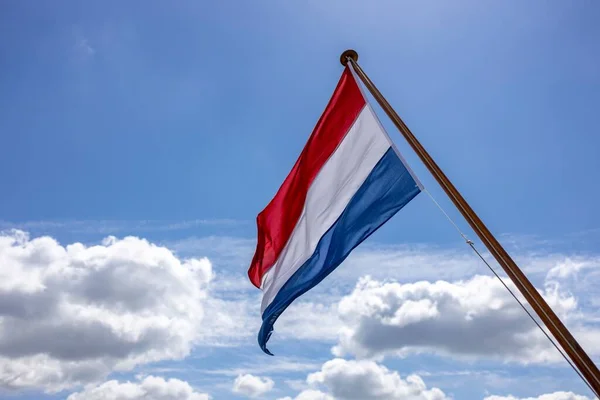 Chmury Błękitne Niebo Oprawiające Tricolor Holenderskiej Flagi Narodowej Wiejące Silnym — Zdjęcie stockowe