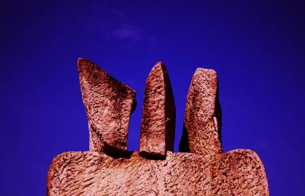 Closeup Unusual Sculpture Made Red Stone Clear Blue Sky — Stock Photo, Image