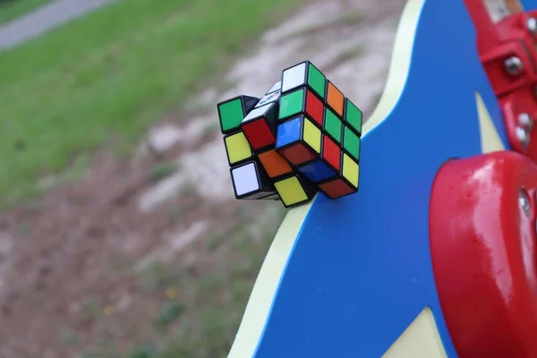 Eine Nahaufnahme Des Farbenfrohen Rubik Cube Vor Verschwommenem Hintergrund — Stockfoto