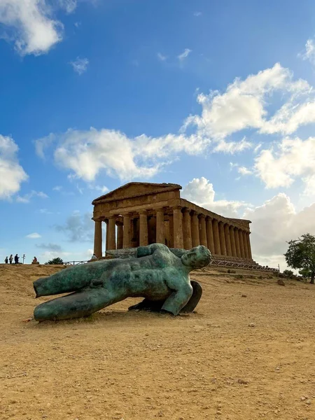 Eine Bronzestatue Des Gefallenen Ikaro Hintergrund Des Concorde Tempels Agrigent — Stockfoto