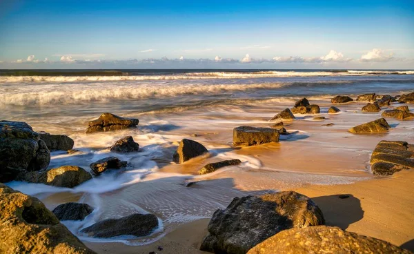 Approaching Waves Wash Rocky Sunlit Shore Late Afternoon — Stock Photo, Image