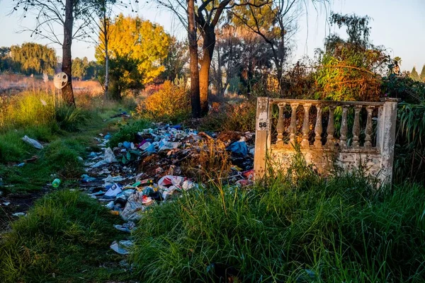 Décharge Dans Parc Près Vieille Clôture Avec Des Arbres Colorés — Photo