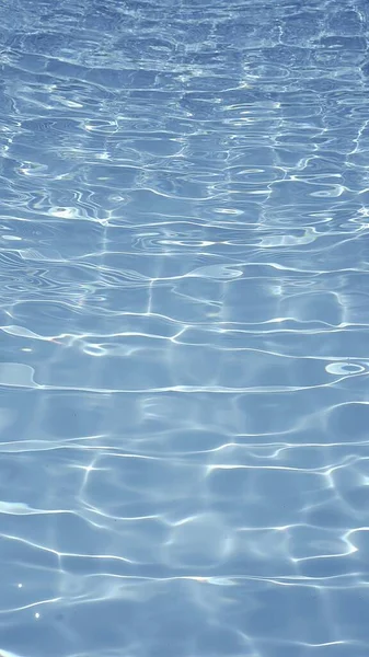 水の質感の背景の垂直ショット — ストック写真