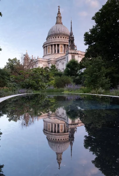 Eine Aufnahme Der Paul Cathedral Mit Dem Spiegelbild Wasser — Stockfoto