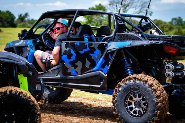 Atv Con Gente Conduciendo Corriendo Sucio Campo Fangoso Rock Fest — Foto de Stock