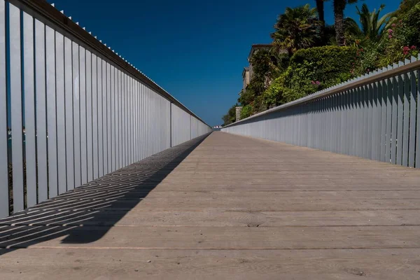 Brug Omheinde Loopbrug Met Houten Vloer Onder Blauwe Lucht — Stockfoto