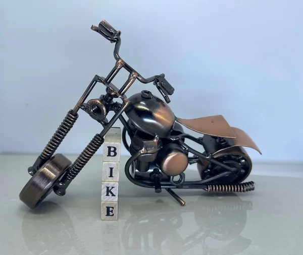 Das Wort Bike Schreibweise Mit Hölzernen Buchstabenwürfeln Gegen Das Motorradspielzeug — Stockfoto