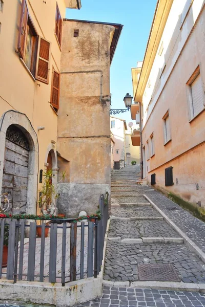 Plano Vertical Una Calle Estrecha Con Edificios Antiguos Alatri Italia — Foto de Stock
