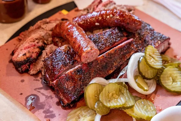 Teksas mangalında ızgara yağlı et ve turşu yakın plan çekimi.