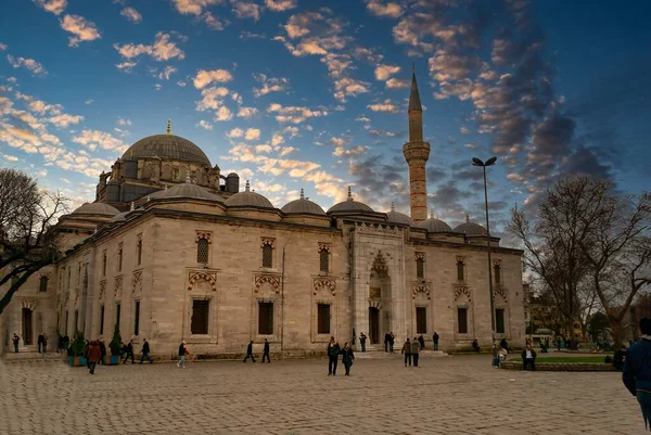 Istanbul Krůtí Listopad 2009 Mešita Náměstí Beyazit Istanbulu Lidé Procházejí — Stock fotografie