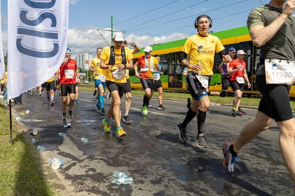 Учасники 2022 Wings Life World Run Познані Польща — стокове фото