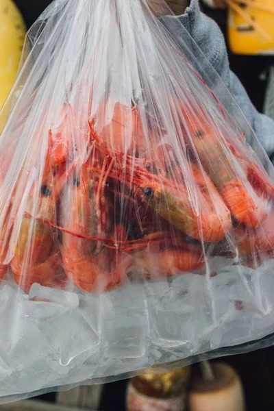 Świeże Krewetki Pomarańczowe Lodzie Plastikowej Torbie Rynku Owoców Morza — Zdjęcie stockowe