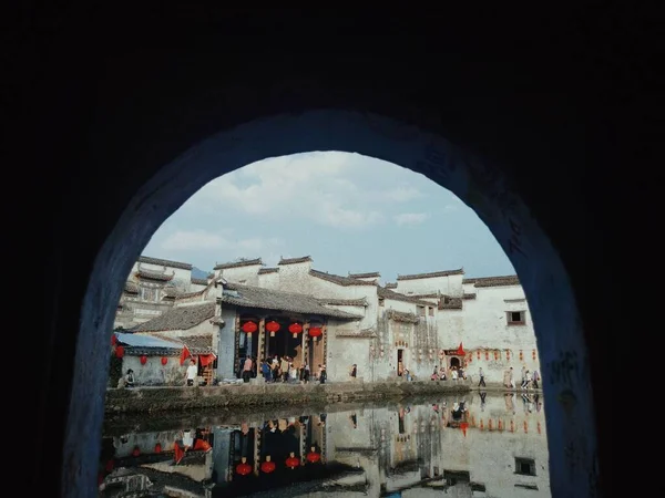 Θέα Από Την Αψίδα Πύλη Των Σπιτιών Hongcun Αντανακλώντας Στη — Φωτογραφία Αρχείου