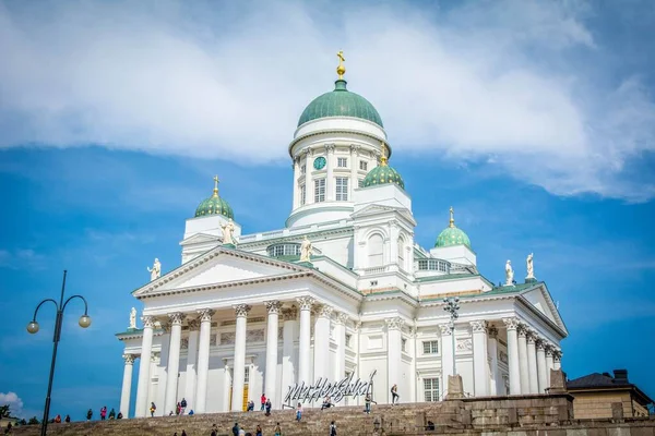一道美丽的赫尔辛基大教堂的照片映衬着蓝天 — 图库照片