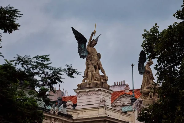 Piękne Ujęcie Rzeźby Dachu Teatru Vinohrady Czechach Praga — Zdjęcie stockowe