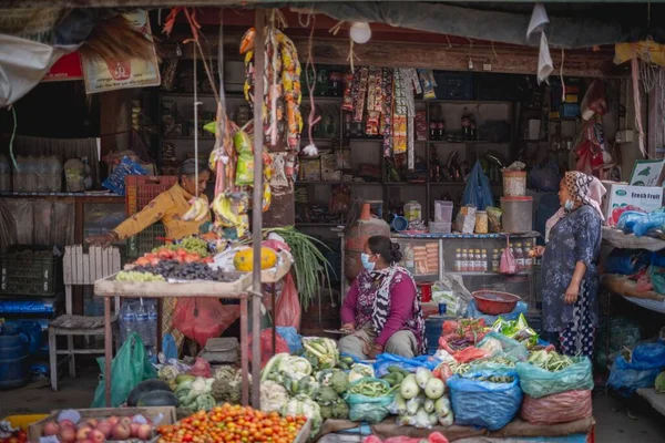 Piccolo Minimarket Locale Con Donne Che Lavorano Seduto Tra Verdure — Foto Stock