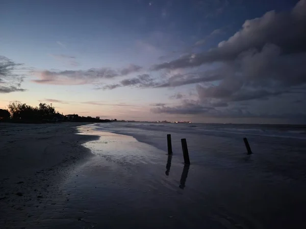Ein Malerischer Blick Auf Den Strand Während Eines Späten Sonnenuntergangs — Stockfoto