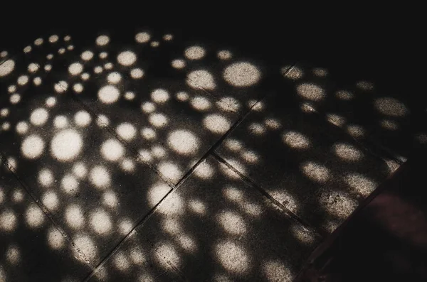 Ein Szenischer Blick Auf Glänzende Licht Kreis Schatten Auf Betonboden — Stockfoto