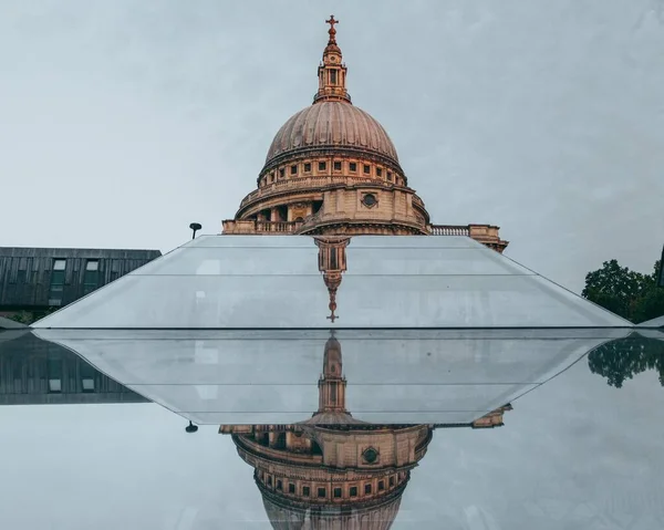 Uma Foto Catedral São Paulo Com Reflexo Água — Fotografia de Stock