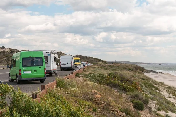 Vários Campistas Estacionados Parque Lado Uma Praia Areia Sines — Fotografia de Stock