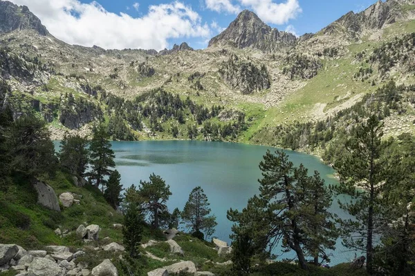 ガーバーバレー AiguestortesとEstany Sant Maurici国立公園の湖やピークと山の風景 ピレネー山脈のハイキング — ストック写真