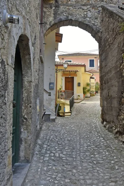 이탈리아 폰타나 마을에 아치의 거리를 수직으로 — 스톡 사진