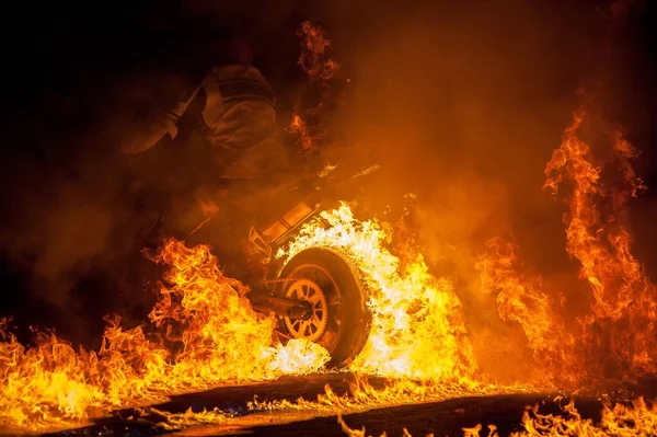 Pneu de carro queimando em fogo brilhante