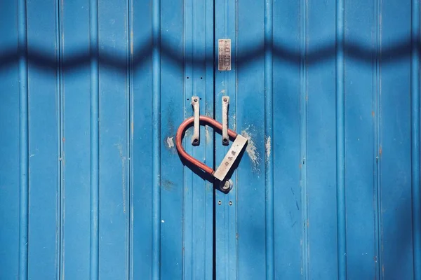 Una Puerta Azul Cerrada Día Soleado —  Fotos de Stock