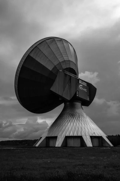 Una Toma Vertical Una Antena Parabólica Día Nublado Blanco Negro — Foto de Stock