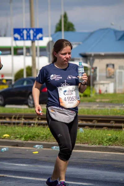 Biegaczka Niebieskiej Koszuli Wings Life World Run — Zdjęcie stockowe