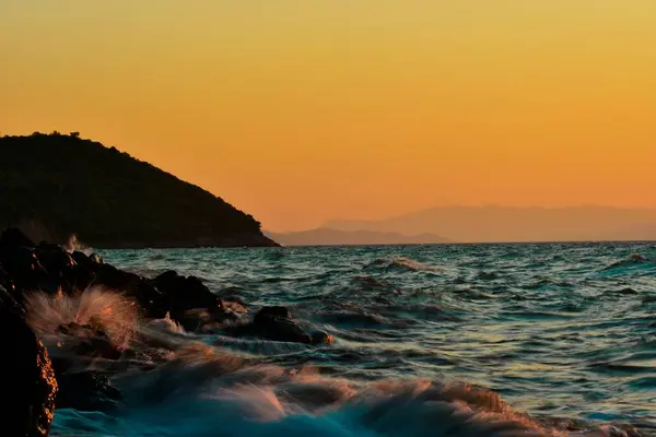 Een Ruwe Zee Met Bergen Prachtige Gele Zonsondergang Aan Horizon — Stockfoto