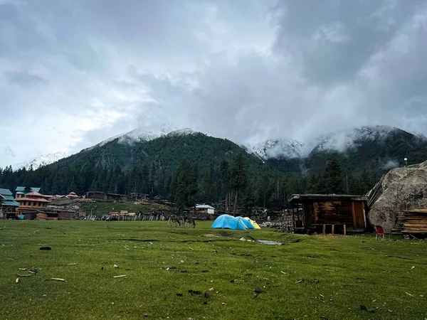 Une Vue Panoramique Tentes Sur Terrain Camping Avec Des Montagnes — Photo