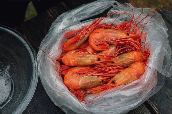 Langostinos Frescos Anaranjados Hielo Una Bolsa Plástico Del Mercado Mariscos — Foto de Stock