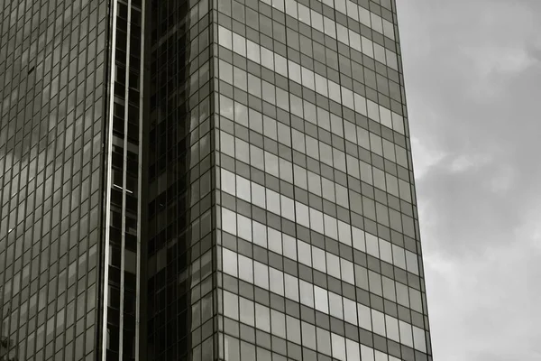 美国纽约州的一座摩天大楼在乌云密布的天空中的低角镜头 — 图库照片