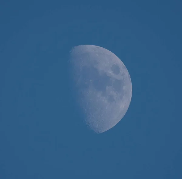 Een Close Van Halve Maan Bij Daglicht Met Blauwe Hemel — Stockfoto