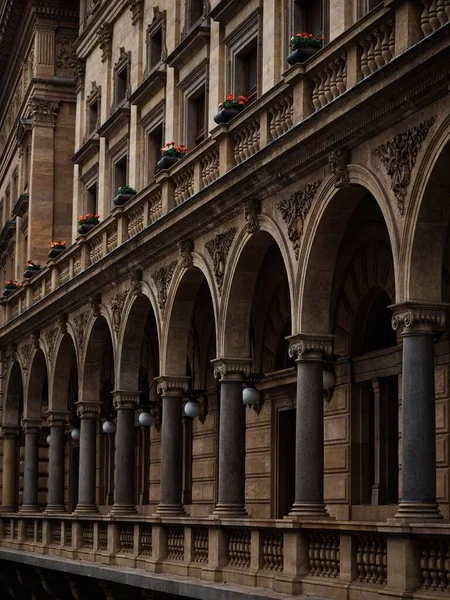 Вертикальний Витвір Аркад Вздовж Будівлі Національного Театру Празі — стокове фото